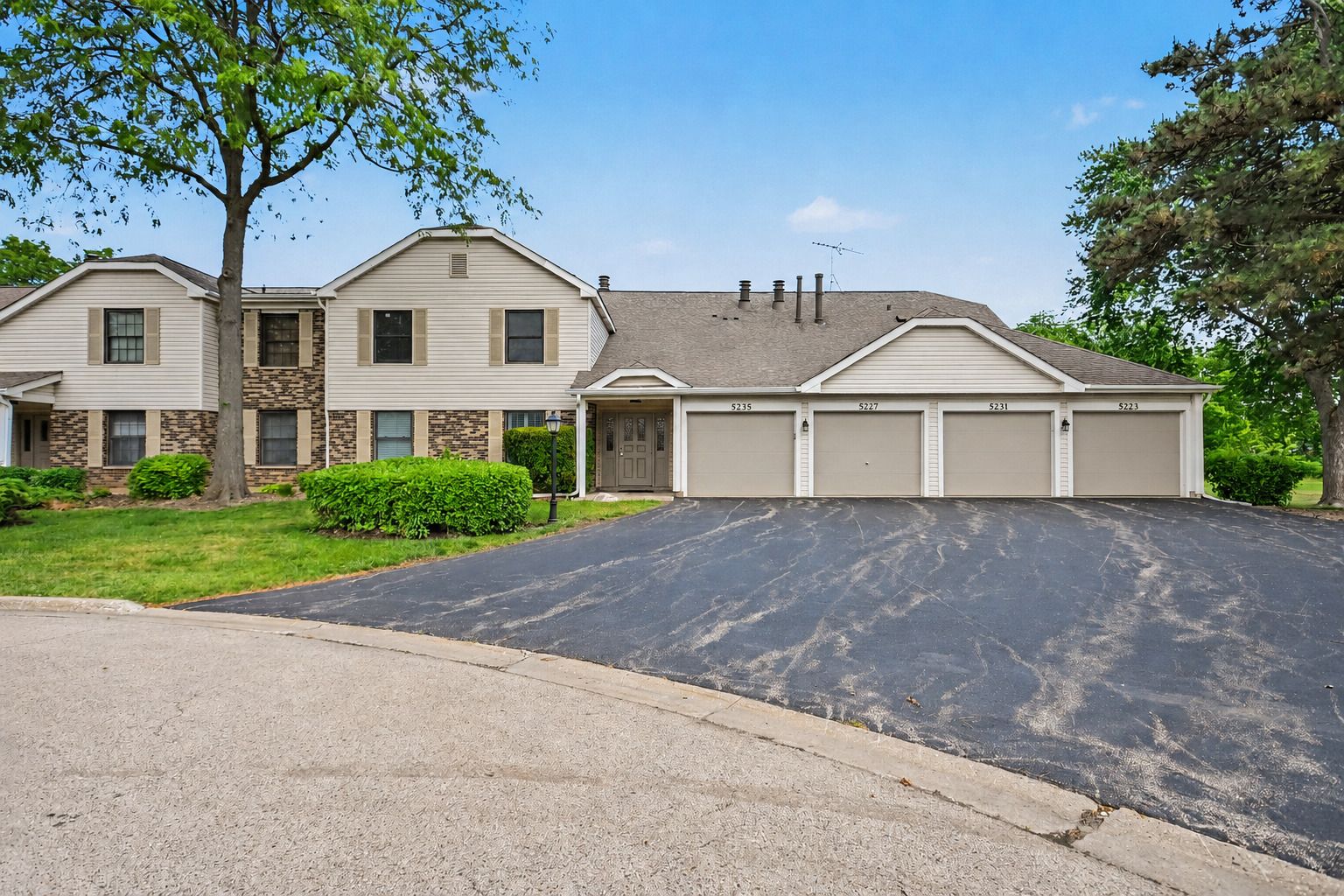 5235 Rockpointe Court #5235 — Gurnee, IL 60031