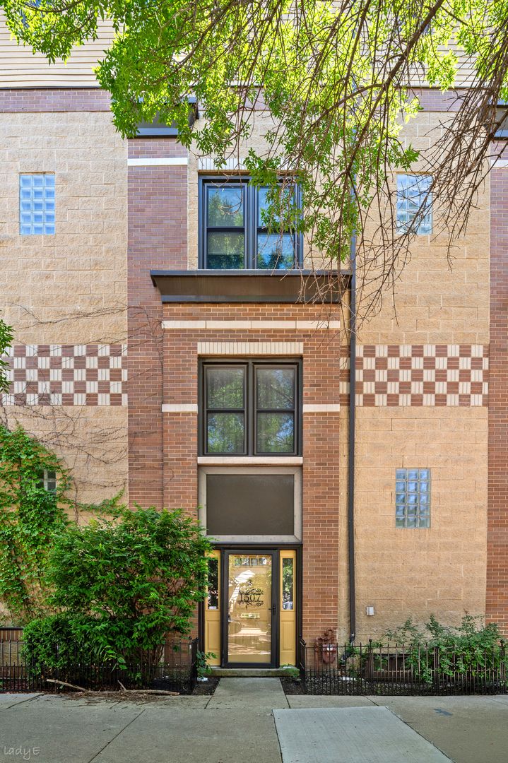 1507 W CHESTNUT Street — Chicago, IL 60642