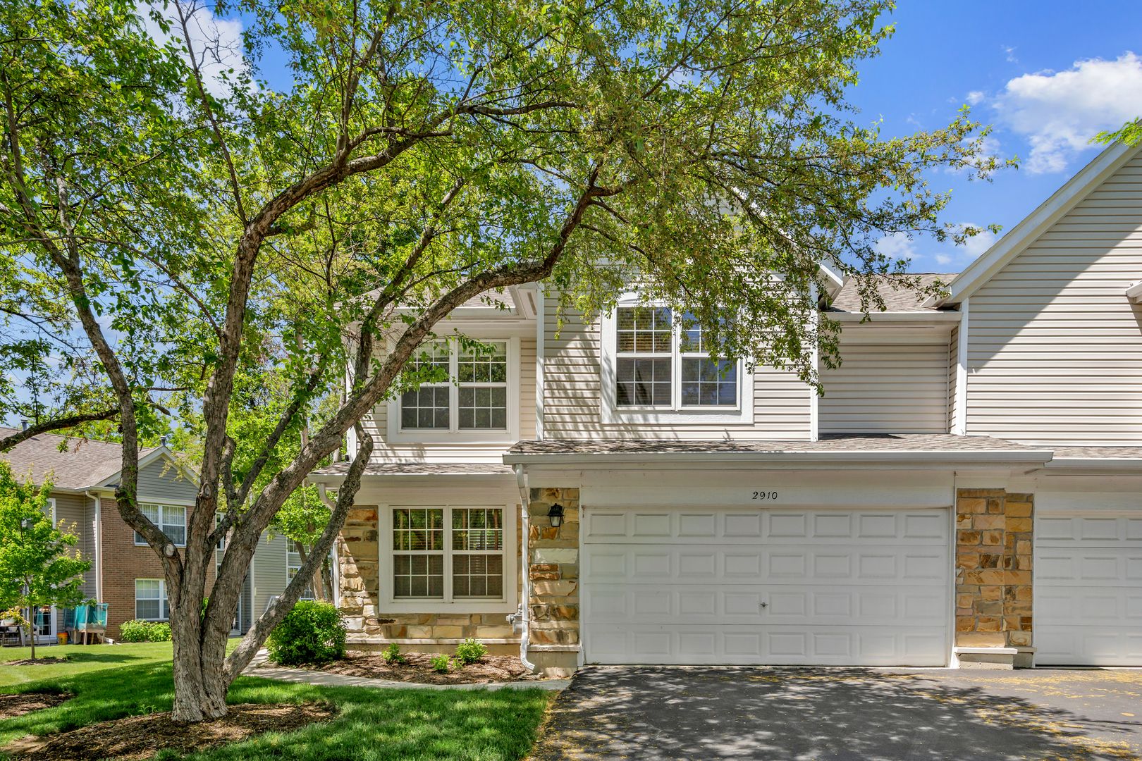 2910 BELLE Lane #2910 — Schaumburg, IL 60193