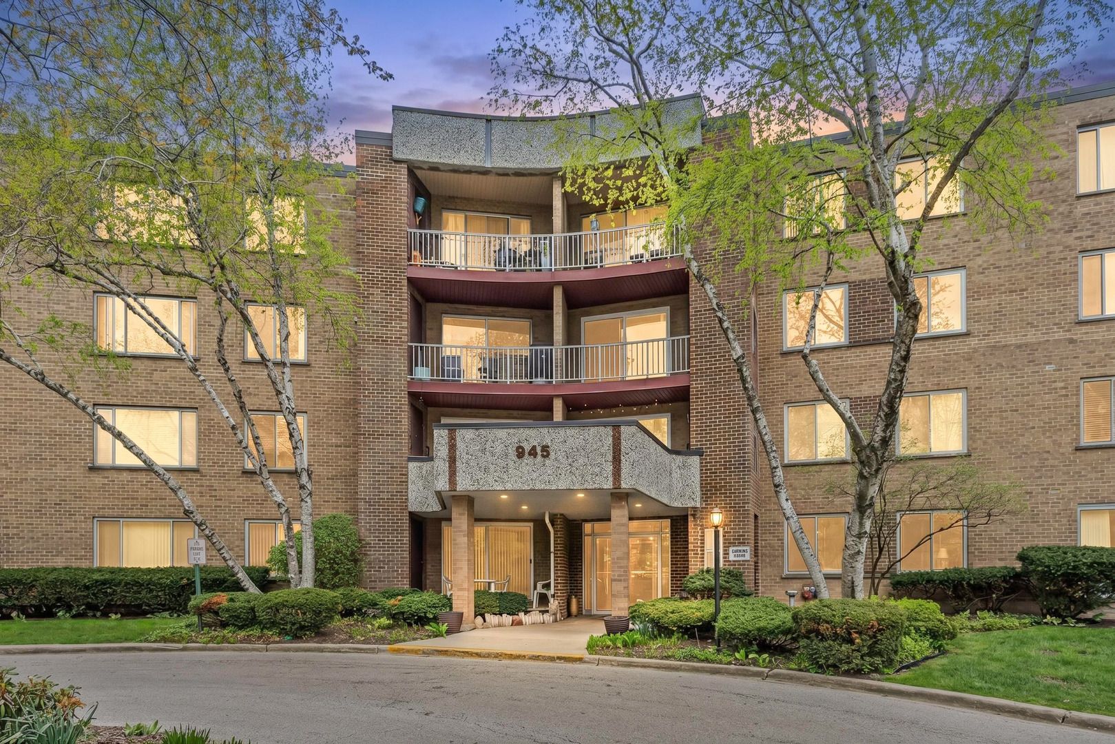 945 E Kenilworth Avenue #423 — Palatine, IL 60074