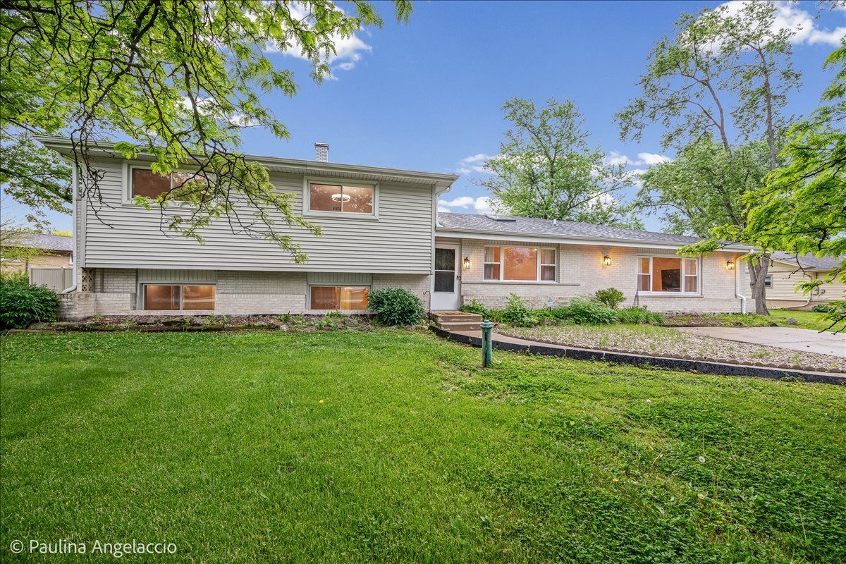 1011 W Wildwood Drive — Prospect Heights, IL 60070