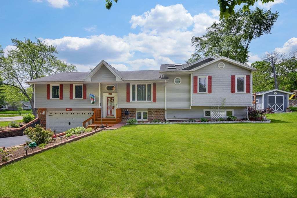 110 Oakwood Lane — Bartlett, IL 60103