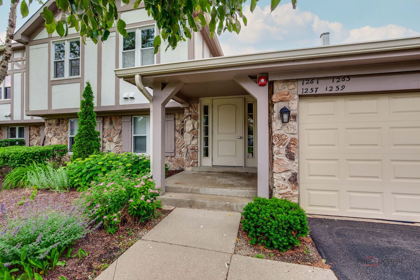 1261 Streamwood Lane #327 — Vernon Hills, IL 60061