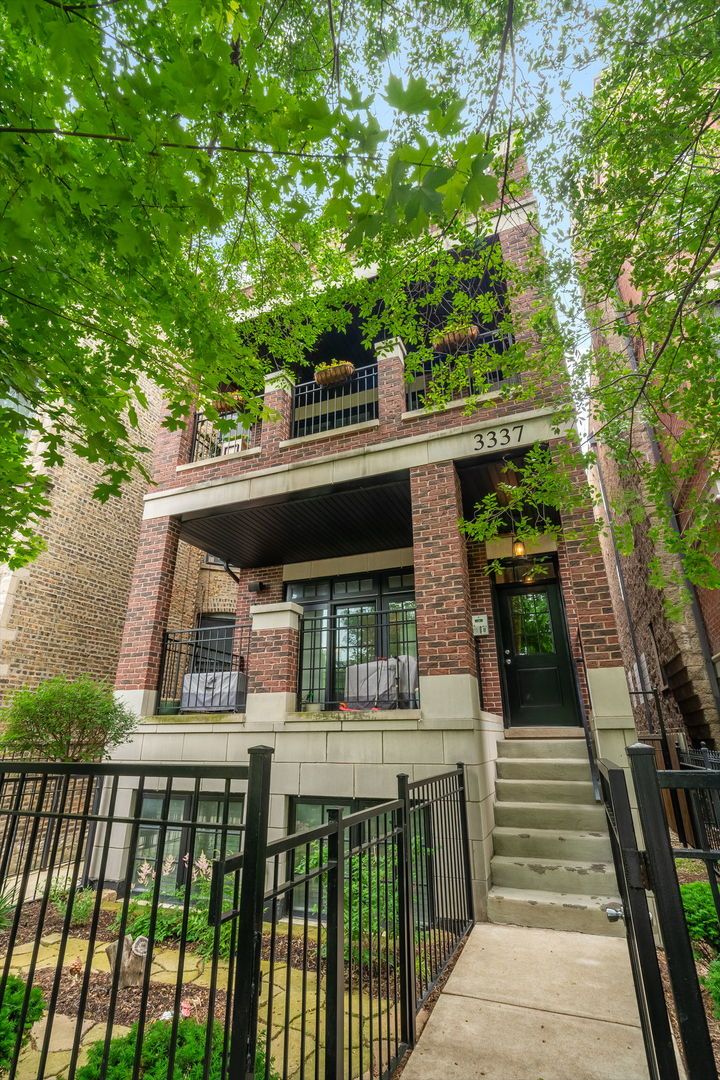 3337 N Seminary Avenue #2 — Chicago, IL 60657