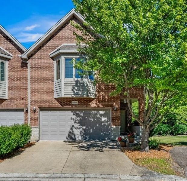 1515 Stonegate Manor — Mount Prospect, IL 60056