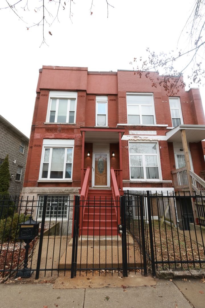 3651 S Giles Avenue — Chicago, IL 60653