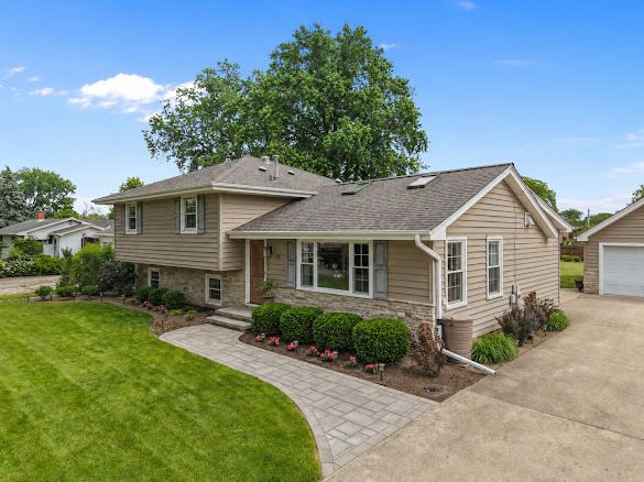 15 W 56th Place — Westmont, IL 60559