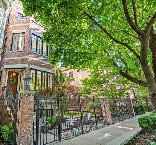 1331 W Wolfram Street — Chicago, IL 60657