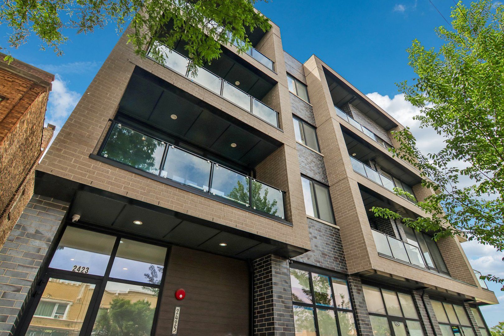 2423 W Fullerton Avenue #4F — Chicago, IL 60647