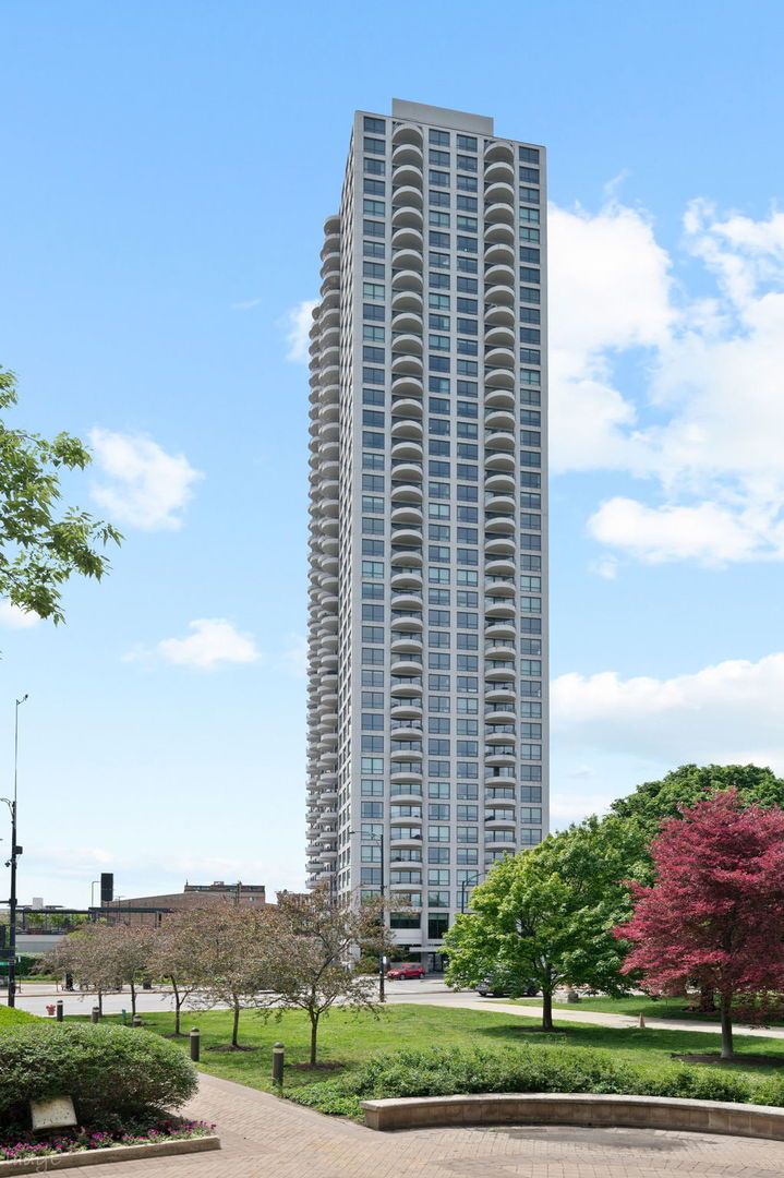 2020 N Lincoln Park West #18M — Chicago, IL 60614