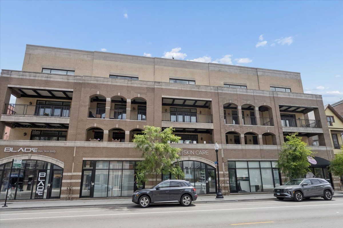 1423 W BELMONT Avenue #4 — Chicago, IL 60657