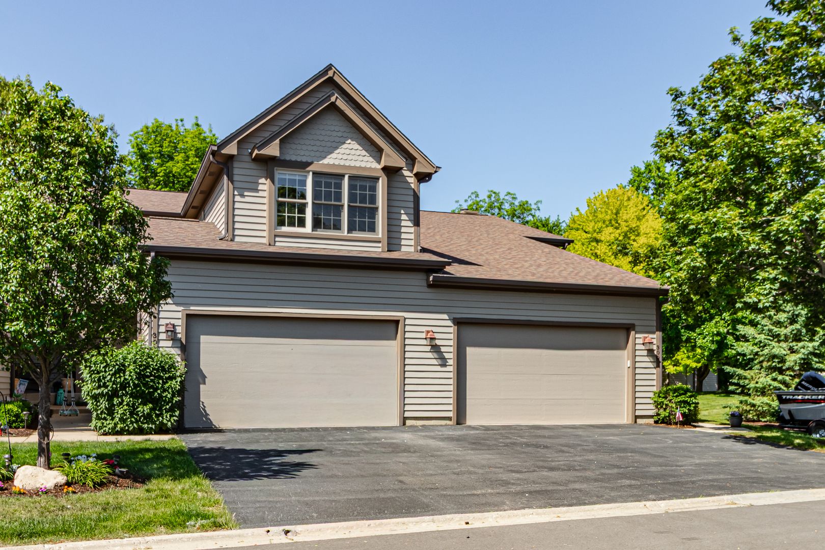 302 Kazimour Drive — Lake Barrington, IL 60010