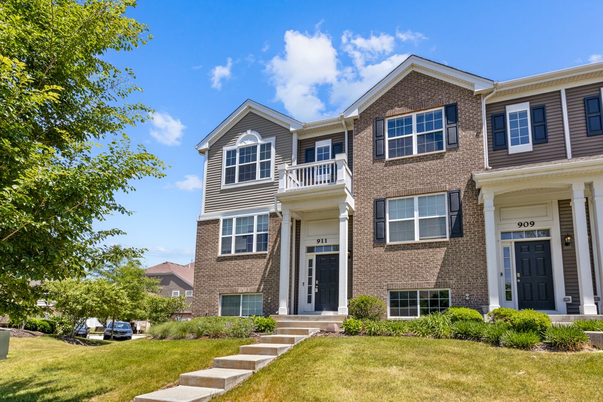 911 Charlton Lane — Naperville, IL 60563