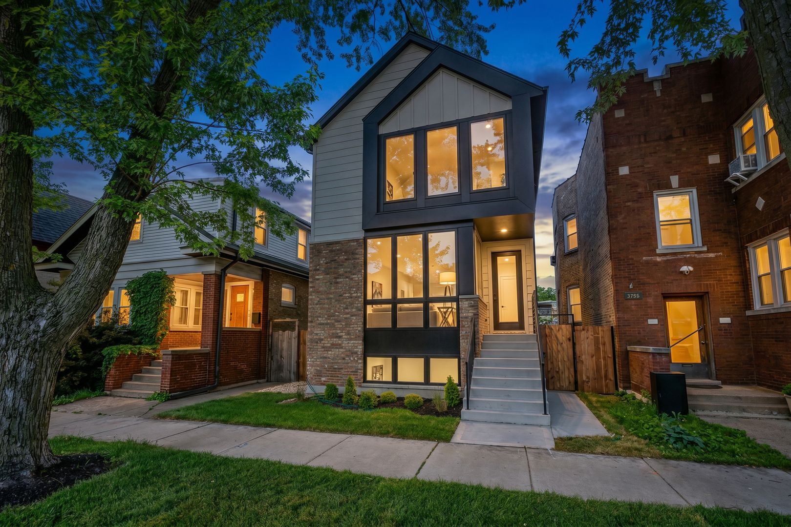 5747 N Maplewood Avenue — Chicago, IL 60659