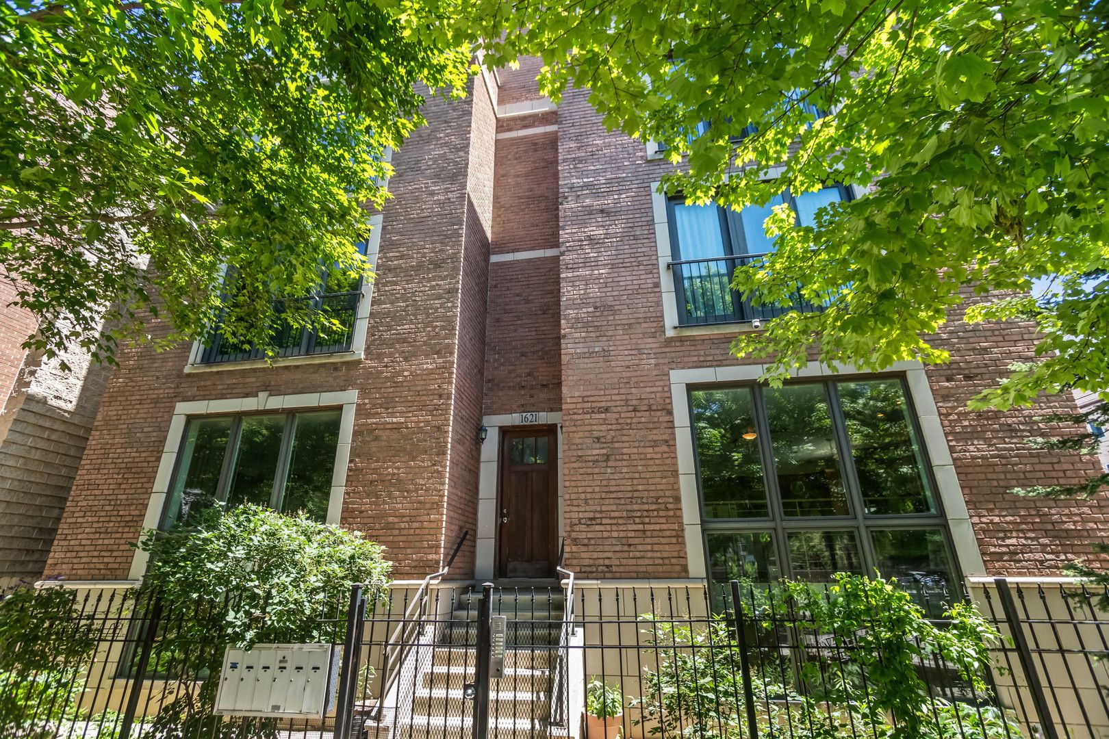 1621 N Mozart Street #1S — Chicago, IL 60647