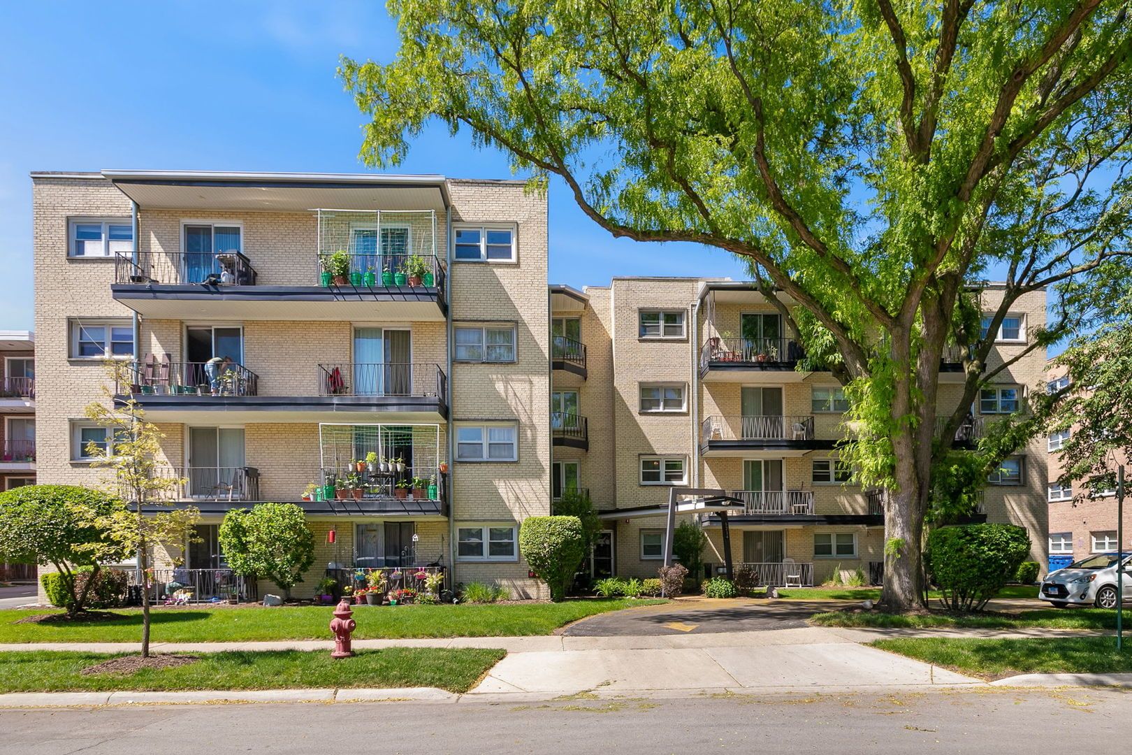 5214 Galitz Street #205 — Skokie, IL 60077