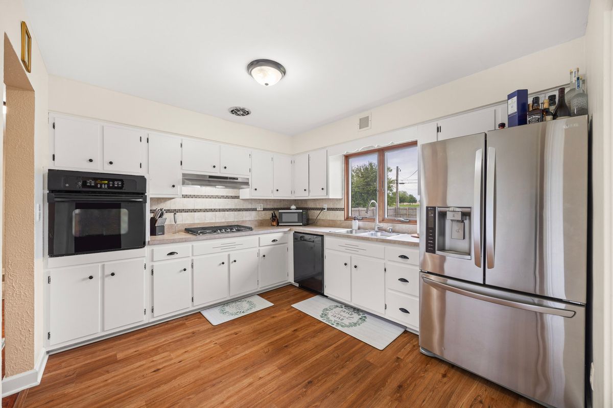 908 S Briggs St, Joliet, IL 60433 — photo 8