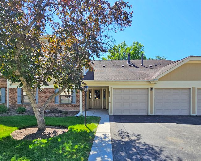 585 Williamsburg Court #D2 — Wheeling, IL 60090