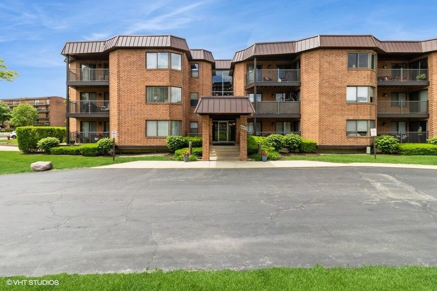 6425 Clarendon Hills Road #311 — Willowbrook, IL 60527