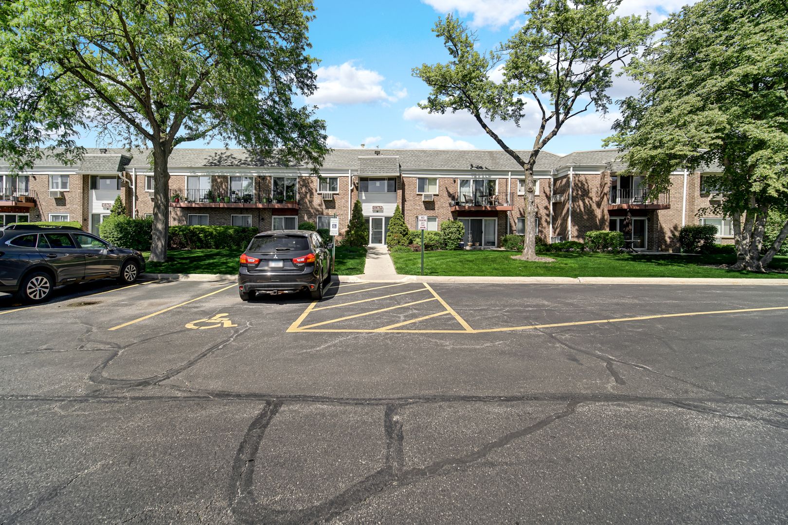 10369 DEARLOVE Road #1F — Glenview, IL 60025