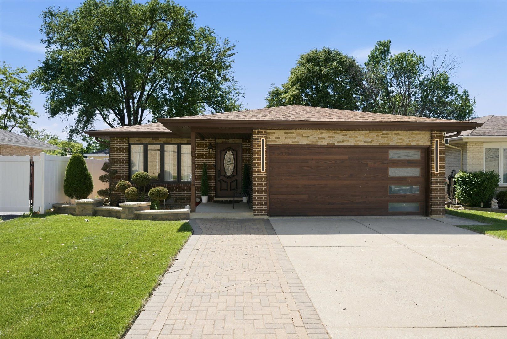 8320 Lamon Avenue — Burbank, IL 60459