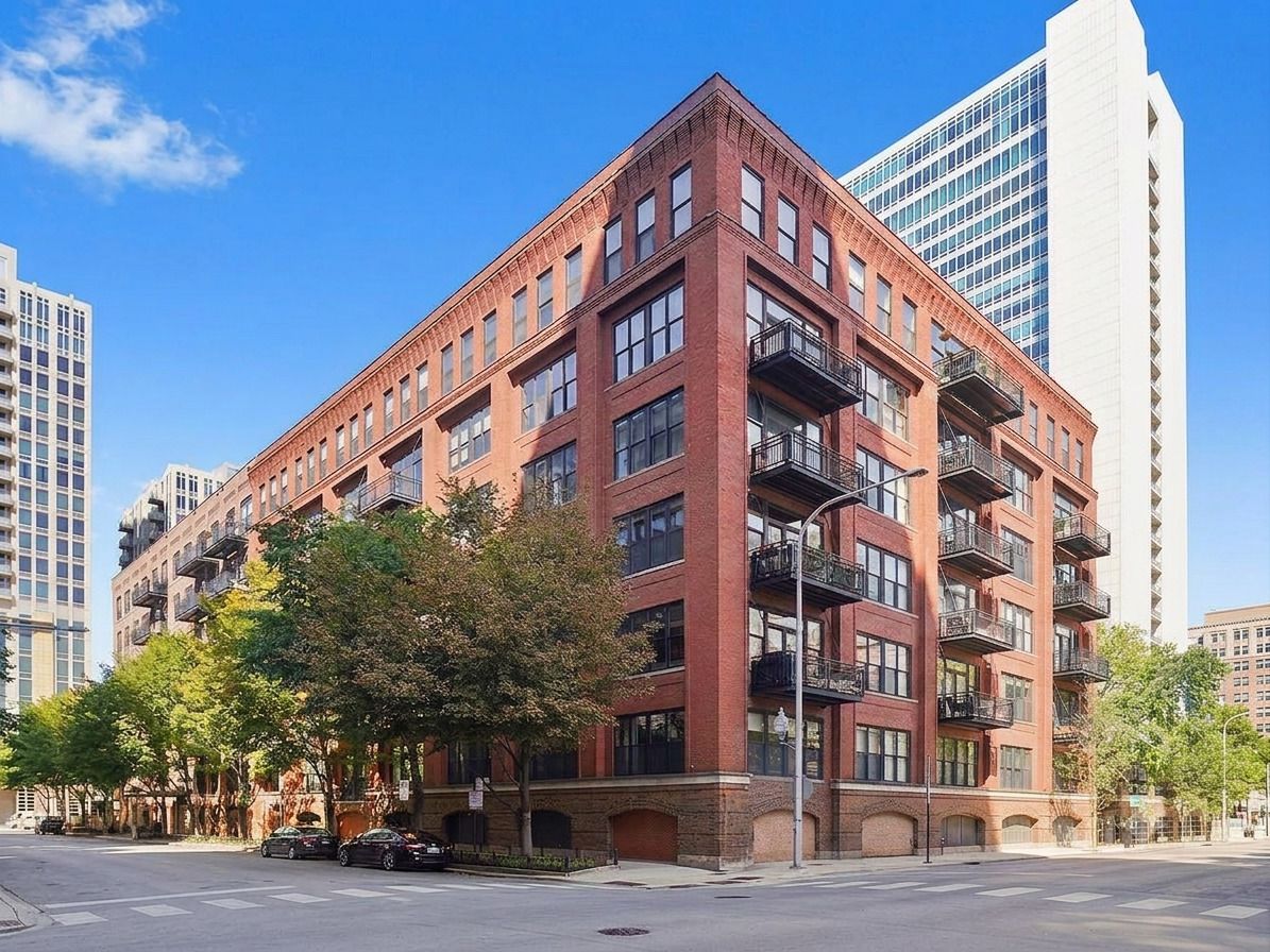 520 W Huron Street #612 — Chicago, IL 60654