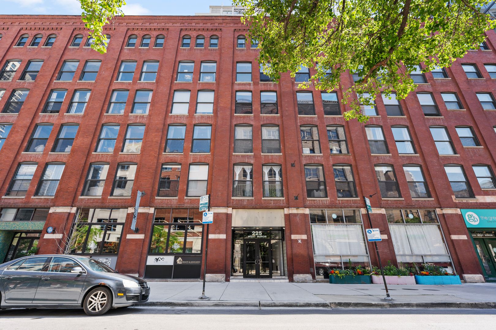 225 W Huron Street #209 — Chicago, IL 60654