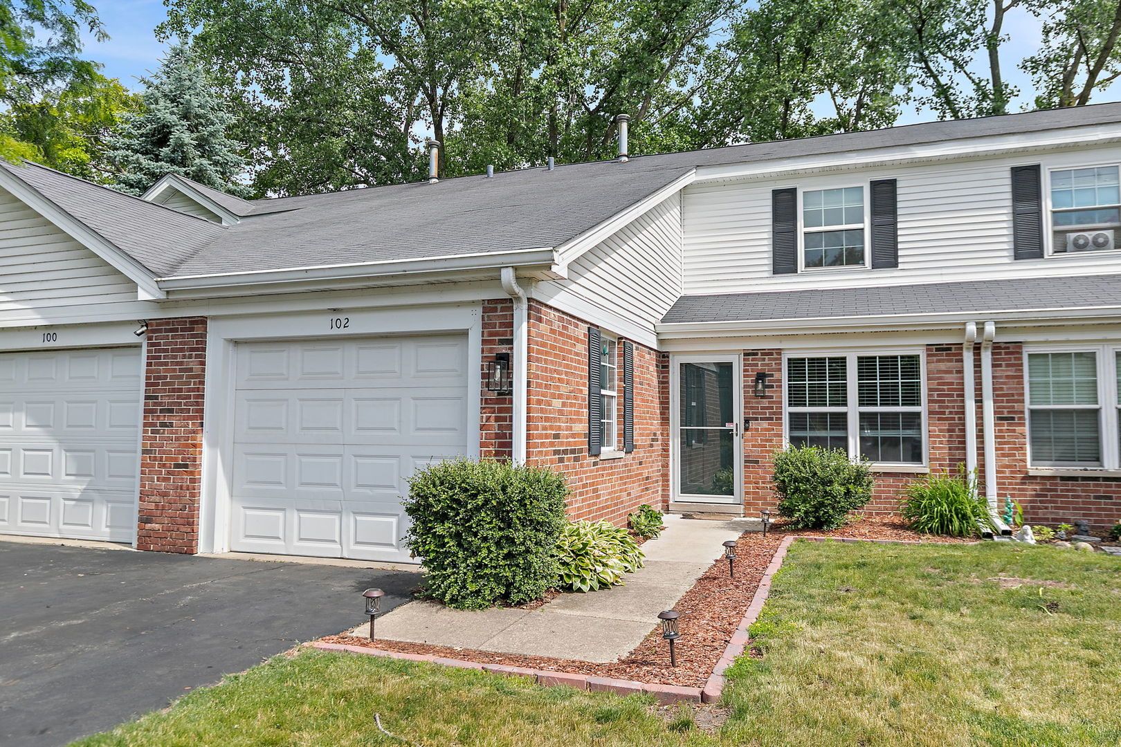 102 Pine Circle — Cary, IL 60013