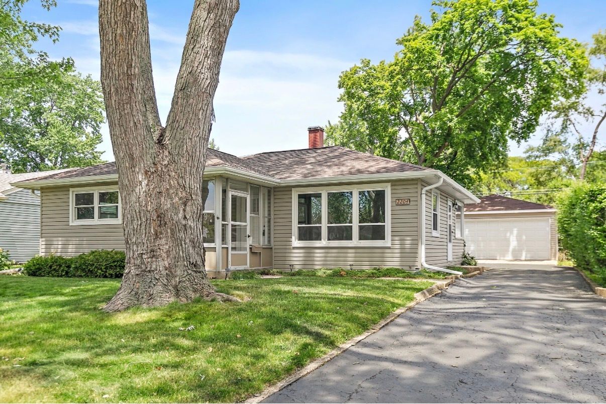 2204 Hawk Lane — Rolling Meadows, IL 60008