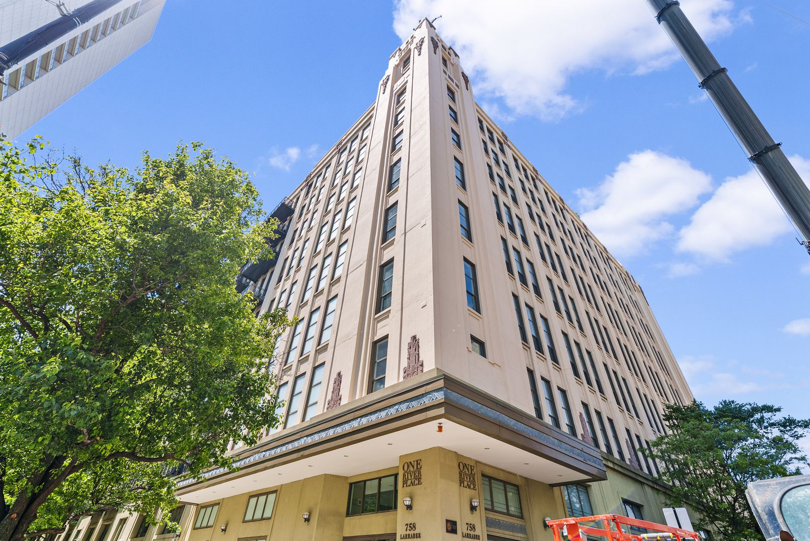 758 N Larrabee Street #305 — Chicago, IL 60654
