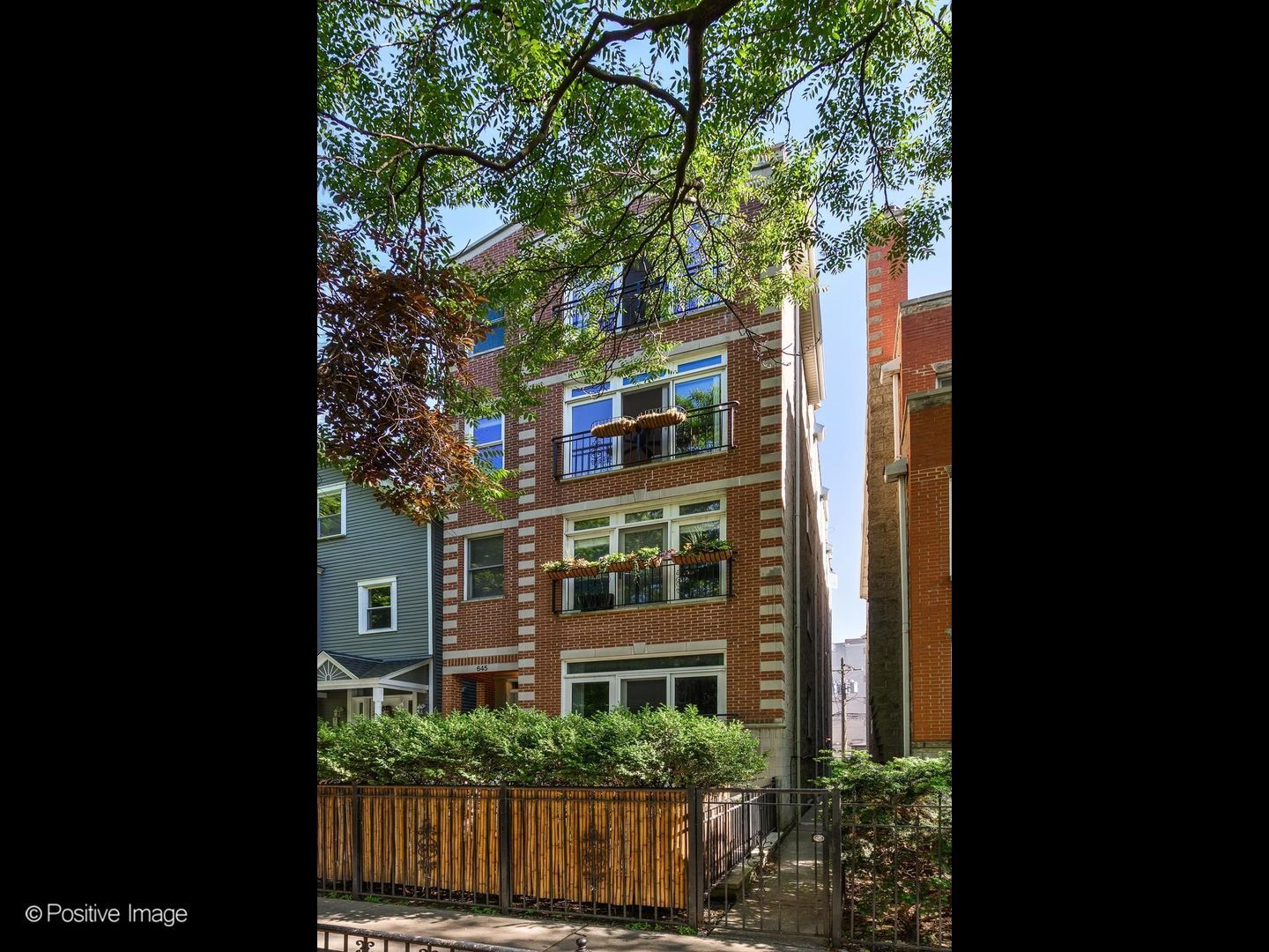 645 W BRIAR Place #3 — Chicago, IL 60657