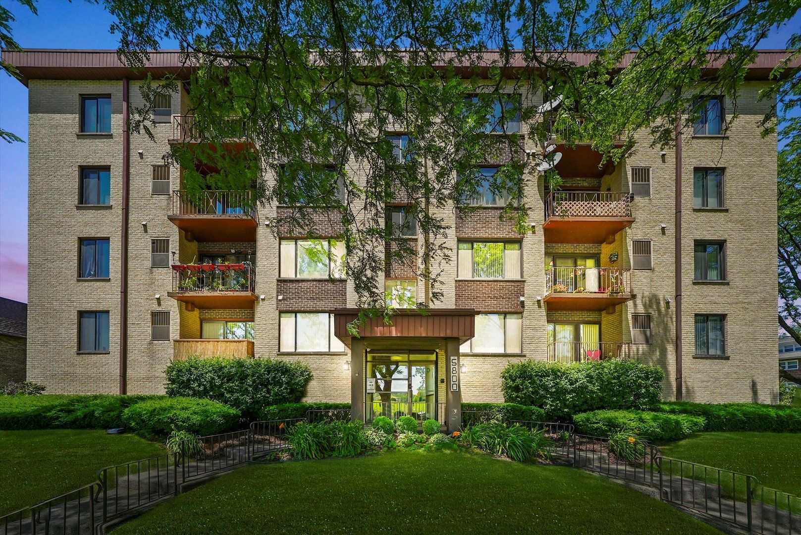 5800 W 105th Street #2C — Oak Lawn, IL 60453