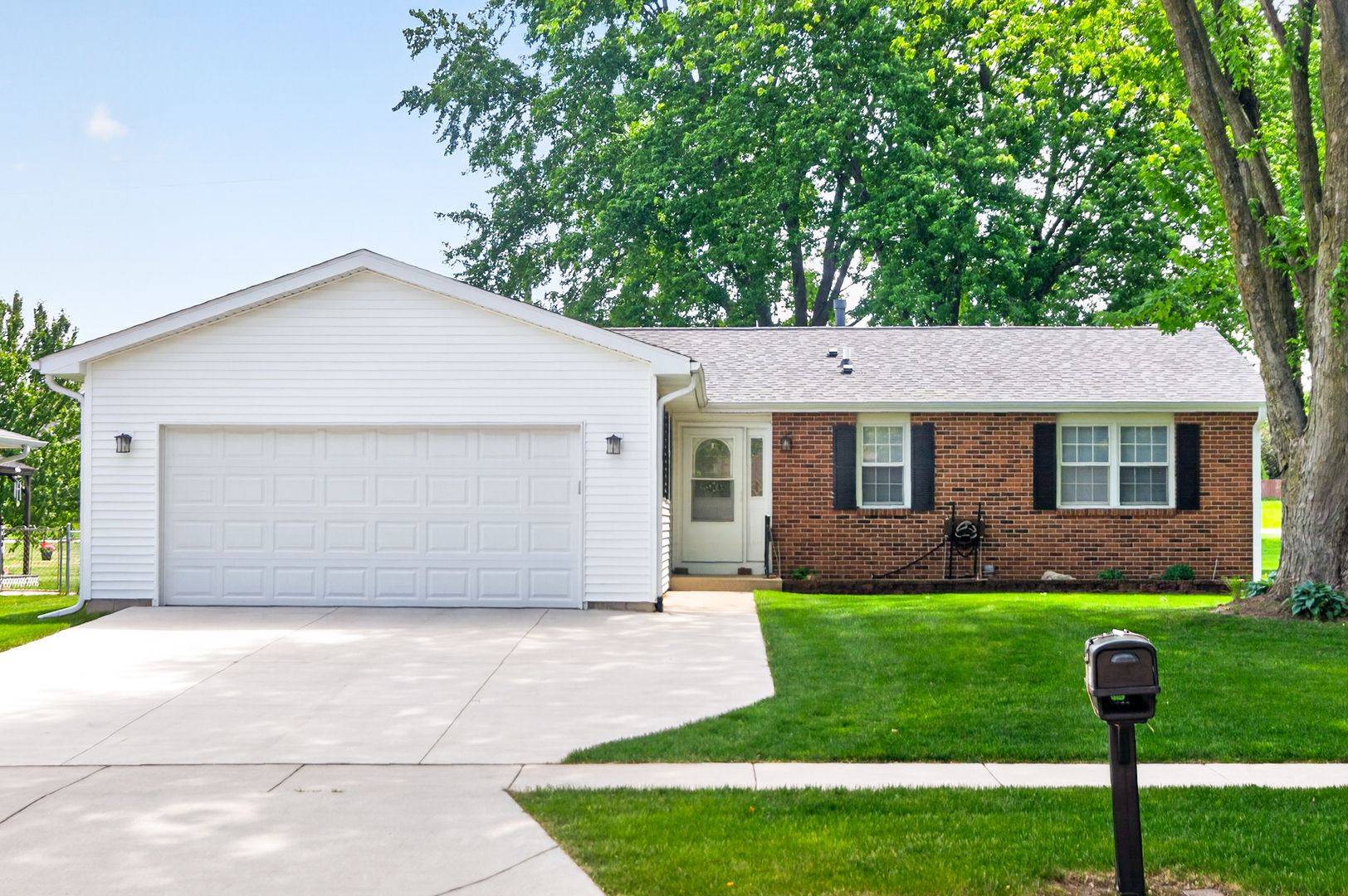 1526 Pebblewood Drive — Sycamore, IL 60178