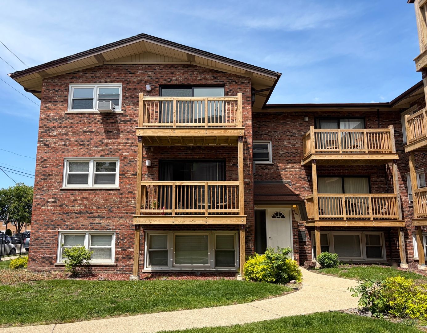 6447 S Narragansett Avenue #1B — Chicago, IL 60638