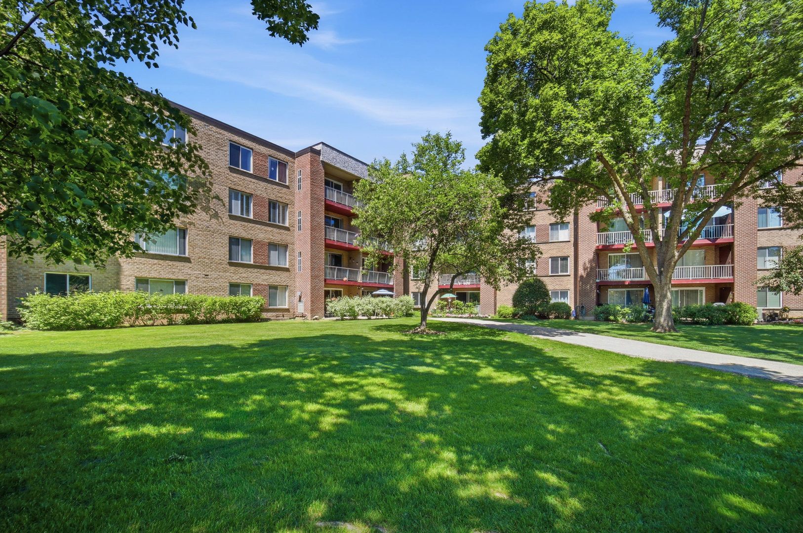 945 E Kenilworth Avenue #314 — Palatine, IL 60074