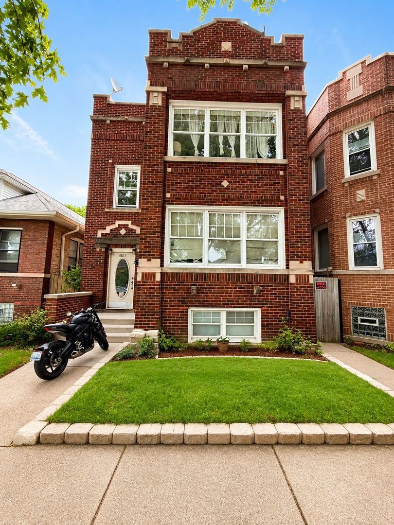 5837 N Washtenaw Avenue — Chicago, IL 60659