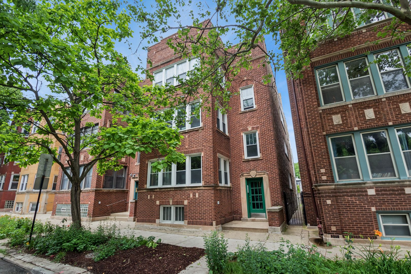 1530 W Elmdale Avenue #1 — Chicago, IL 60660