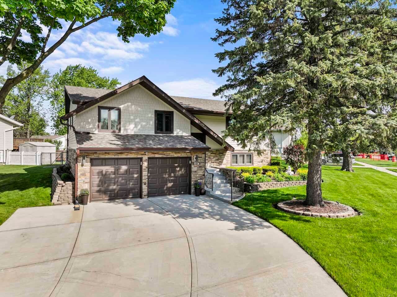 1214 Milton Lane — Schaumburg, IL 60193