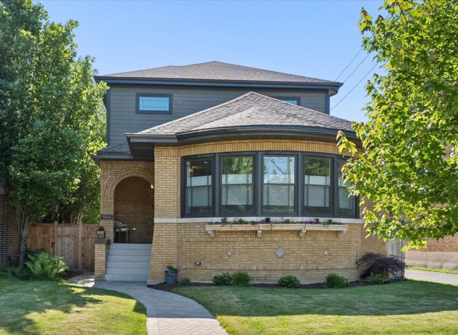 5942 N Kolmar Avenue — Chicago, IL 60646
