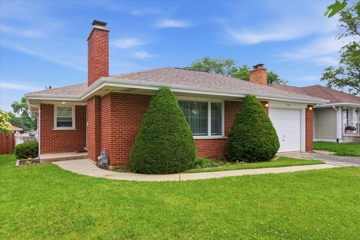 104 W GRANVILLE Avenue — Roselle, IL 60172