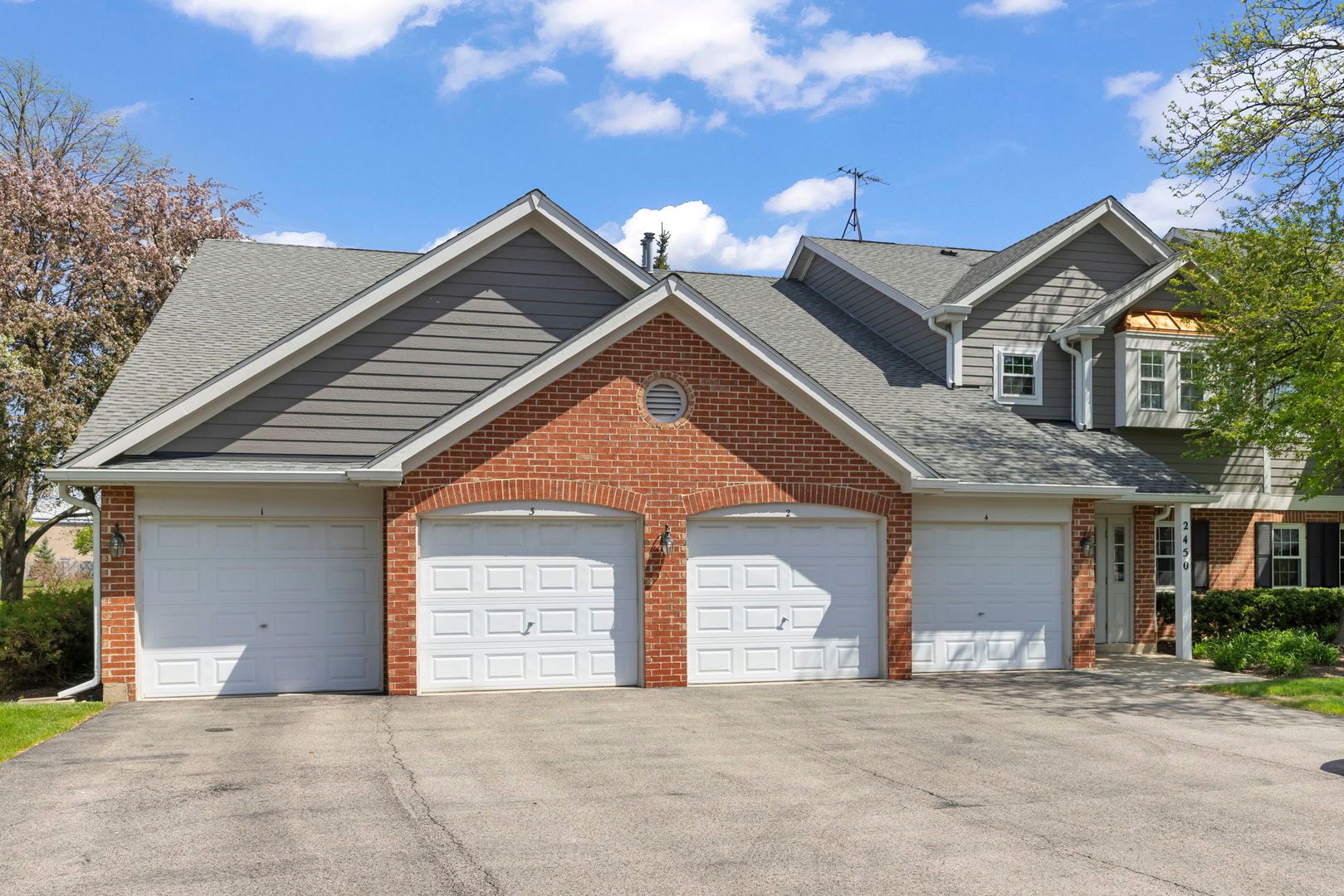 2450 Charleston Drive #1 — Schaumburg, IL 60193