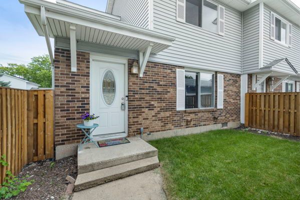 12 Scarlet Hawthorne Court #12 — Woodridge, IL 60517