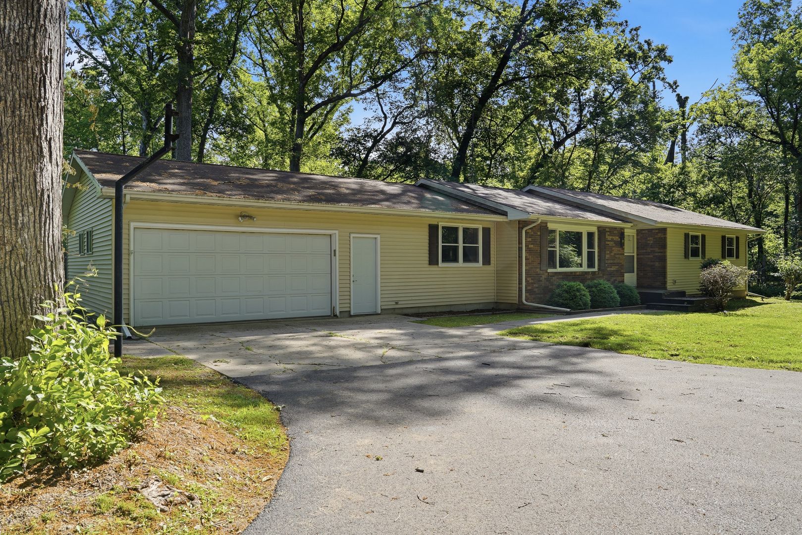 7261 S Ridge Road — Dixon, IL 61021