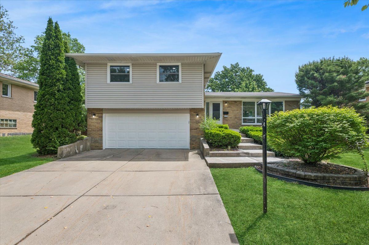 15209 Linden Drive — Oak Forest, IL 60452