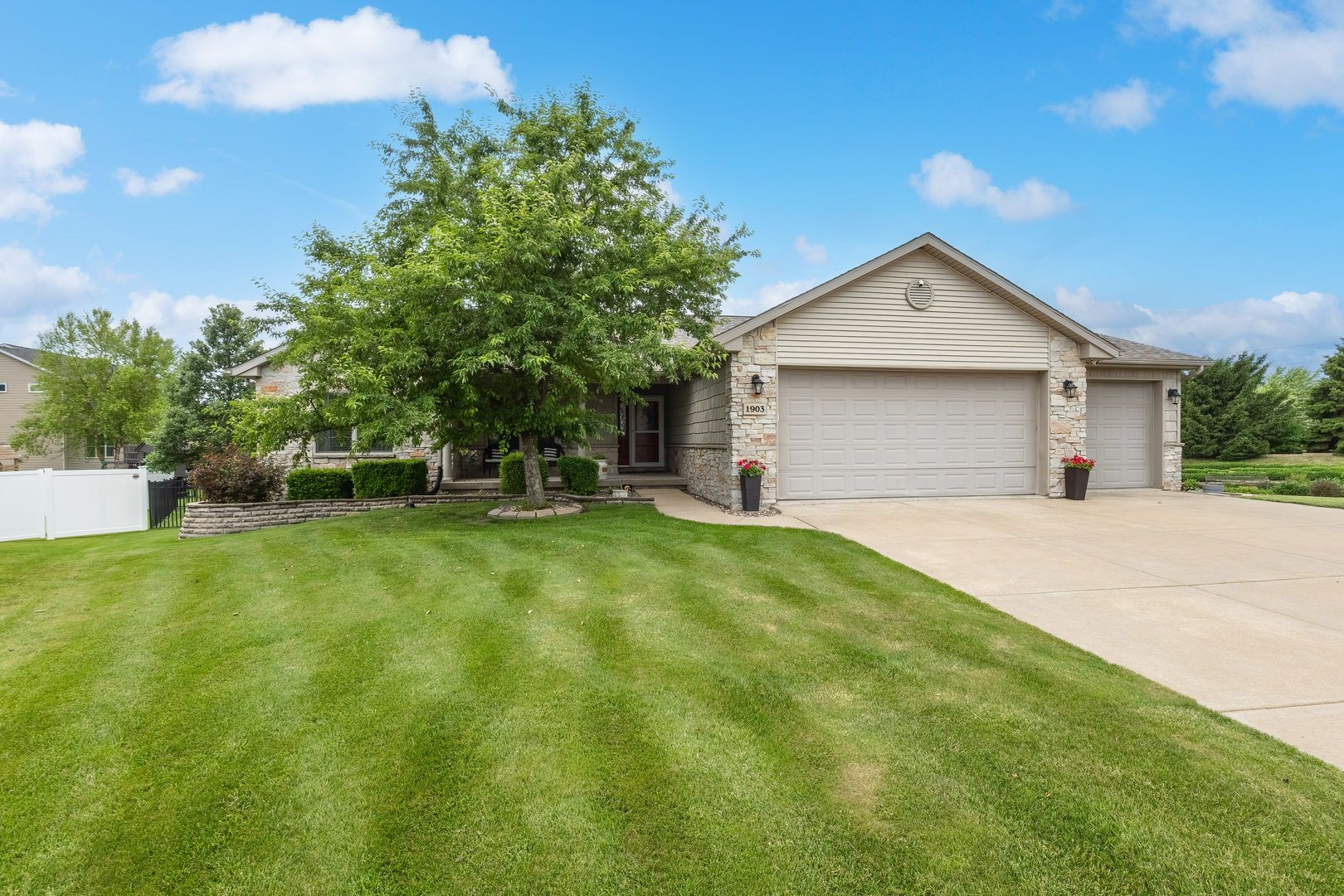 1903 E 61st Circle — Davenport, IA 52807