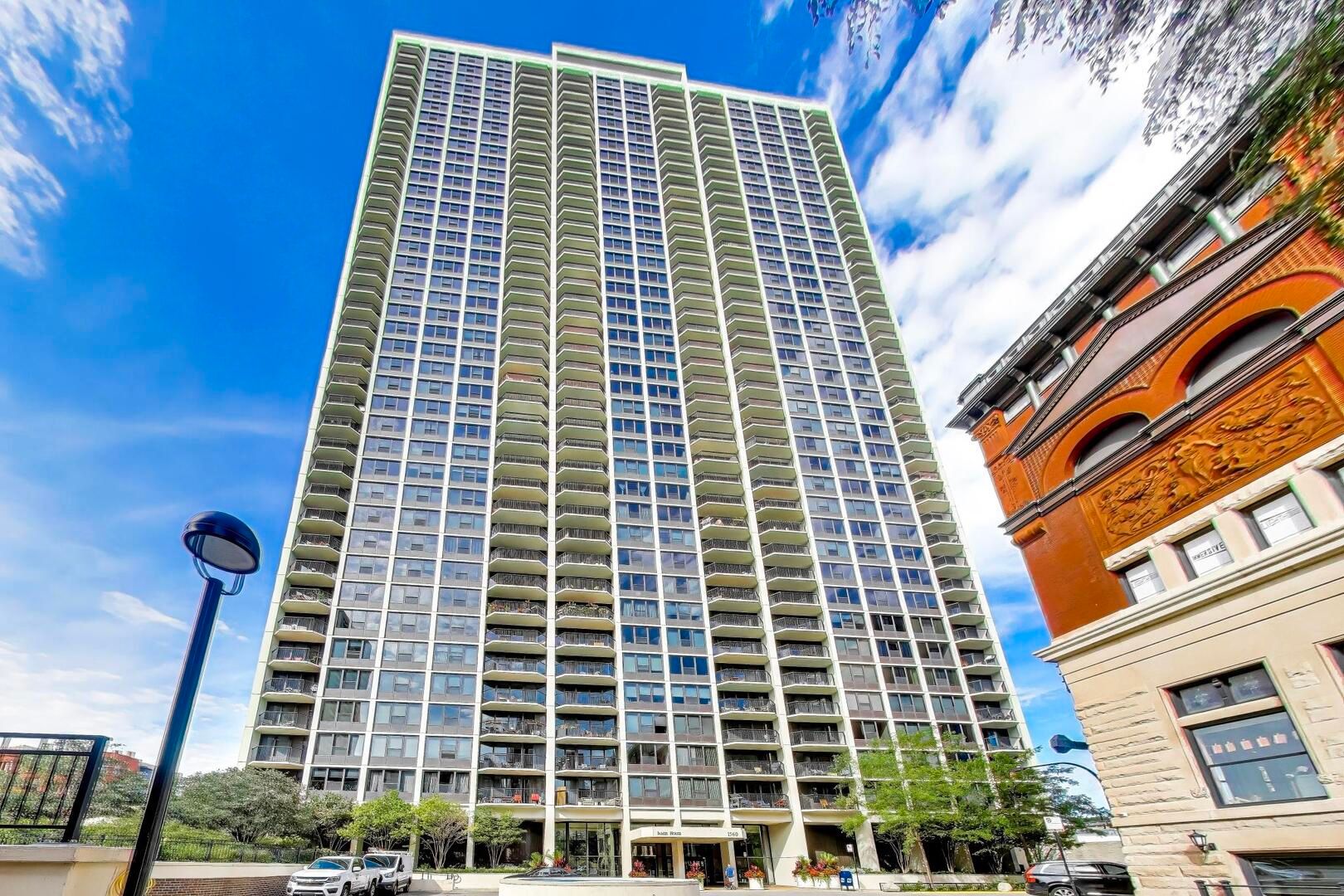 1560 N Sandburg Terrace #315J — Chicago, IL 60610