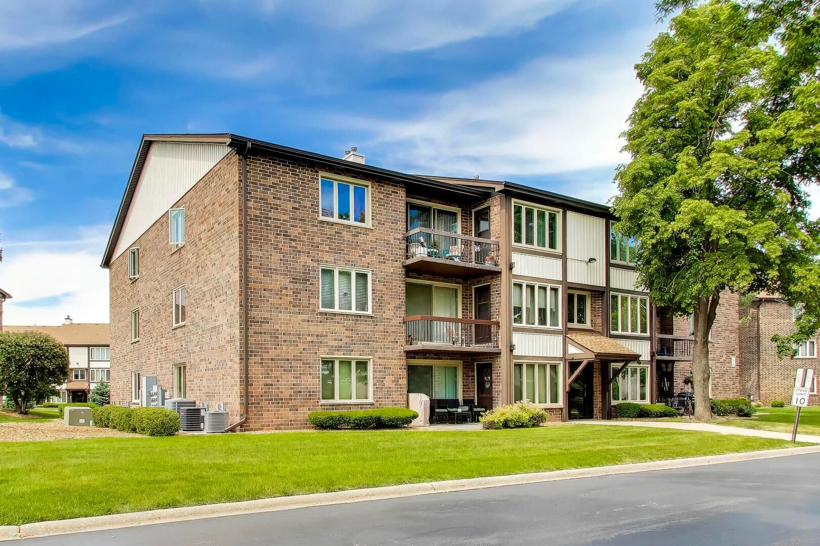 4932 Circle Court #502 — Crestwood, IL 60418
