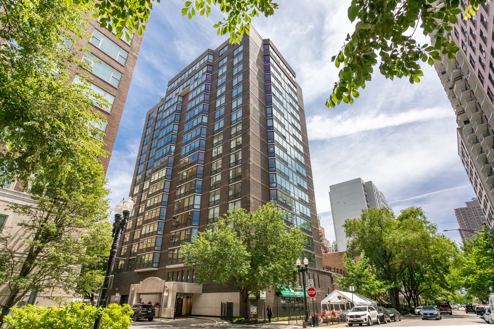 21 W Goethe Street #18GH — Chicago, IL 60610