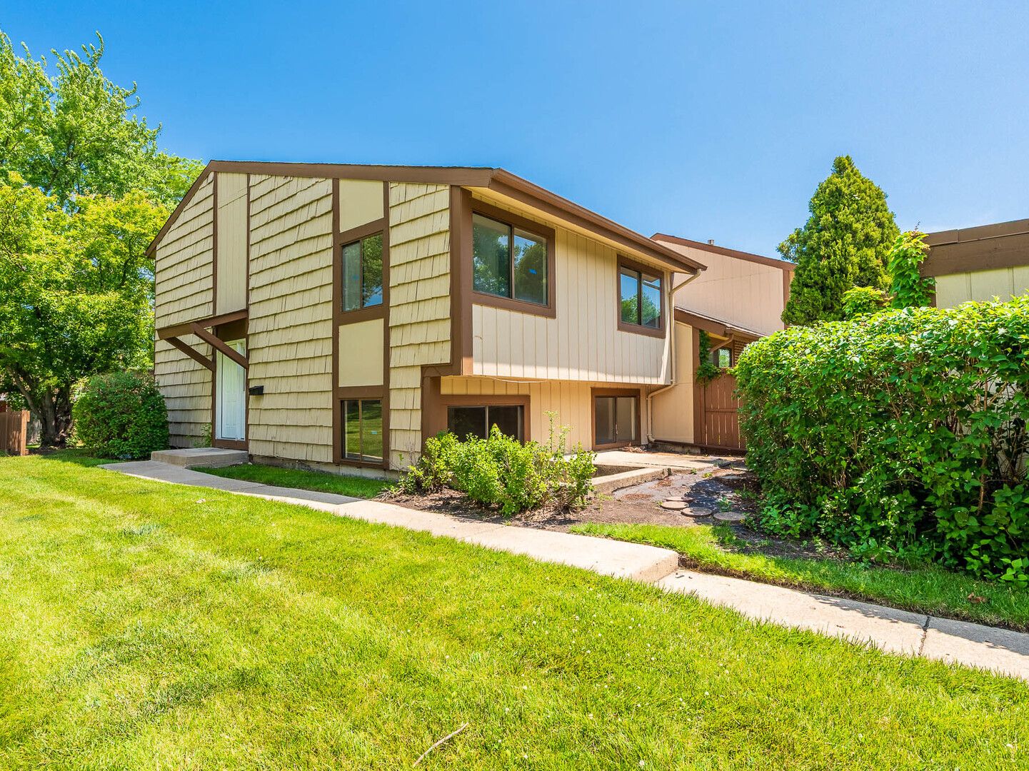 800 Shawnee Trail — Roselle, IL 60172