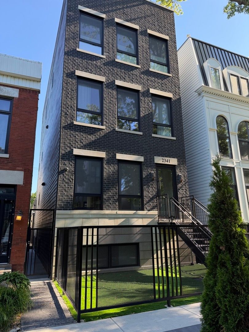 2341 W BELDEN Avenue #1 — Chicago, IL 60647